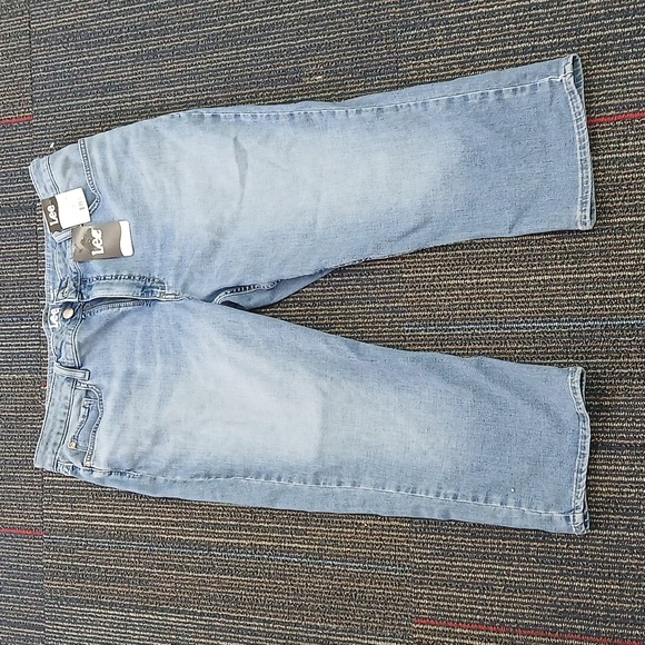 NWT Lee Riders Womens Capri Jeans Sz 20M Mid Rise Capri Denim Blue Jeans - Picture 3 of 7